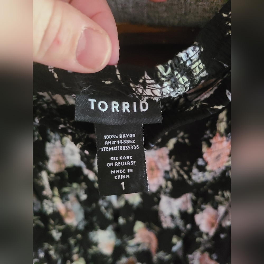 Torrid NWOT Floral, Flowy, Smocked Long Sleeve Off Shoulder Top Plus Size 1 - Picture 6 of 8